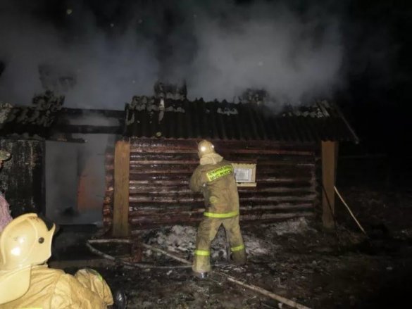 В СНТ «Одуванчик» сгорели две бани и дом